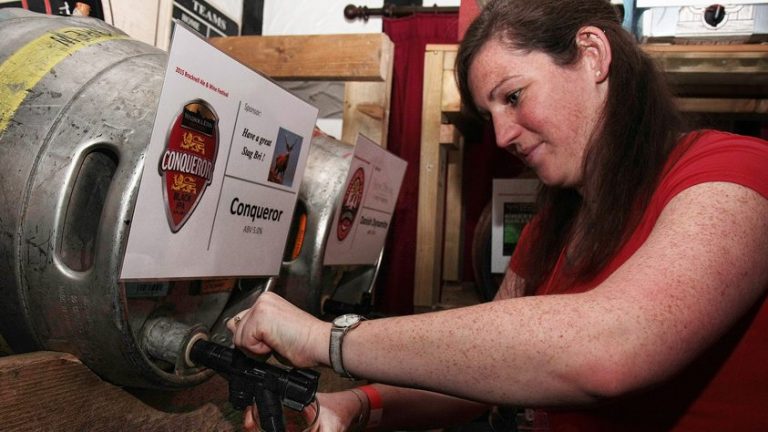 Bracknell Ale & Wine Festival, Kate serving Conqueror.